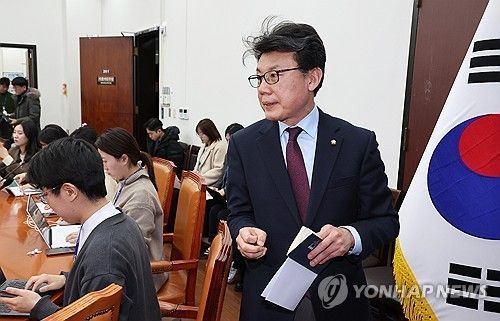 '국민연금개혁' 기자간담회 입장하는 진성준 정책위의장