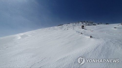2m 안팎의 많은 눈이 쌓인 한라산 정상 부근 모습