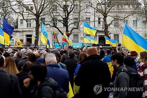 22일(현지시간) 영국 주재 러시아 대사관 앞에서 열린 우크라이나 지지 시위