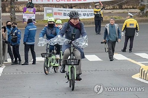 전기자전거로 출근하는 오영훈 제주지사