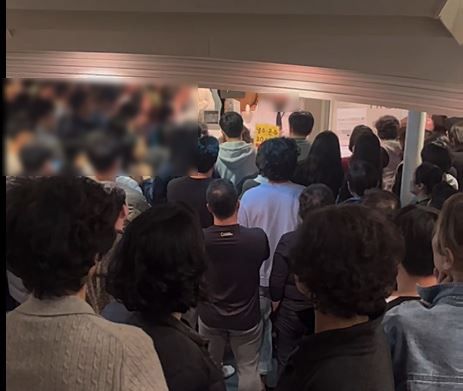 배 안에서 대기 중인 승객들