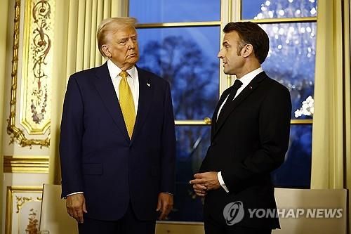 지난해 12월 당선인 신분으로 파리 방문한 트럼프 대통령과 마크롱 대통령