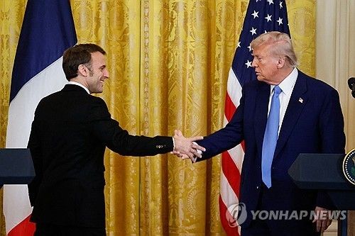 악수하는 마크롱 대통령과 트럼프 대통령