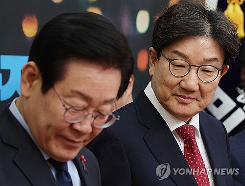 자리로 향하는 이재명-권성동