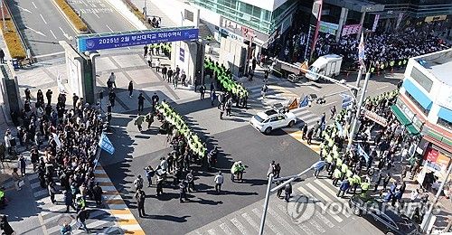 부산대 앞 대통령 탄핵 찬반 집회