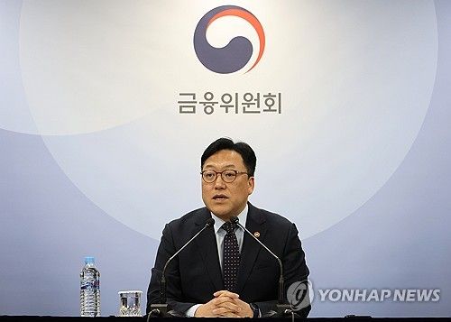출입기자 간담회 하는 김병환 위원장