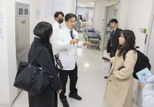 병원 현황 설명하는 하충식 한마음국제의료제단 의장