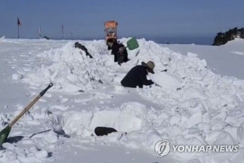 많은 눈이 쌓인 한라산 만세동산 부근