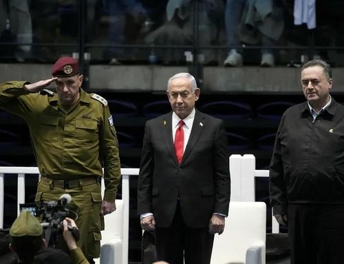 이스라엘군 사관학교 졸업식에 참석한 베냐민 네타냐후(가운데) 이스라엘 총리