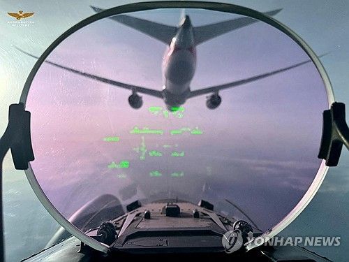 이탈리아 공군 전투기 호위를 받는 아메리칸항공 여객기