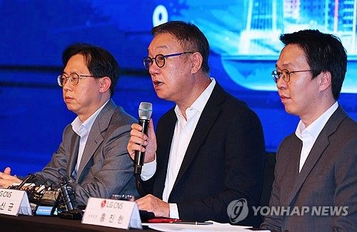 질문에 답하는 LG CNS 현신균 사장