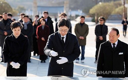 5·18 민주묘지 참배하는 김경수 전 경남지사