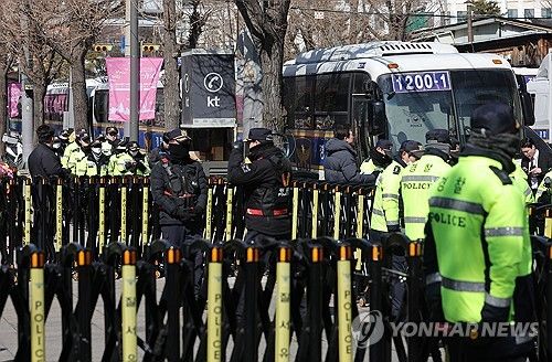 경비 삼엄한 헌재 앞