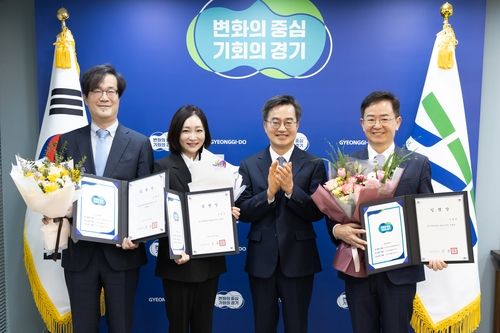 김현삼(맨 왼쪽)·유정주(왼쪽에서 2번째)·이용빈(맨 오른쪽) 대표이사