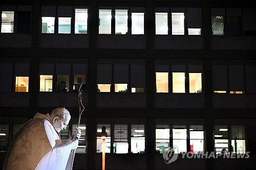 프란치스코 교황이 입원한 로마 제멜리 병원 앞 요한 바오로 2세 동상