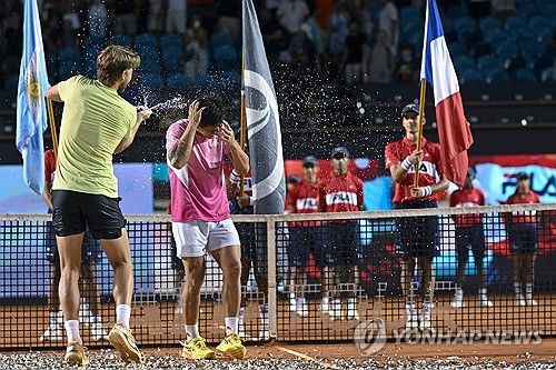 결승 상대였던 뮐러(왼쪽)가 바에스에게 샴페인을 퍼붓고 있는 모습. 