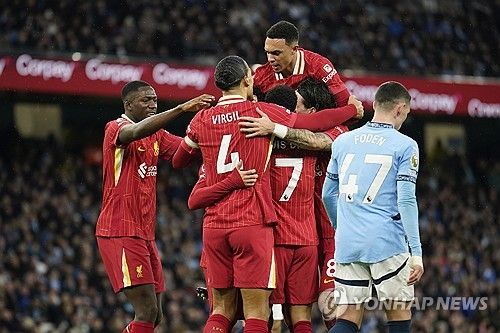 살라흐의 선제골 후 기쁨을 나누는 리버풀 선수들.