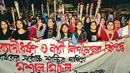 방글라데시 다카의 한 대학에서 성폭행 항의시위 벌이는 학생들