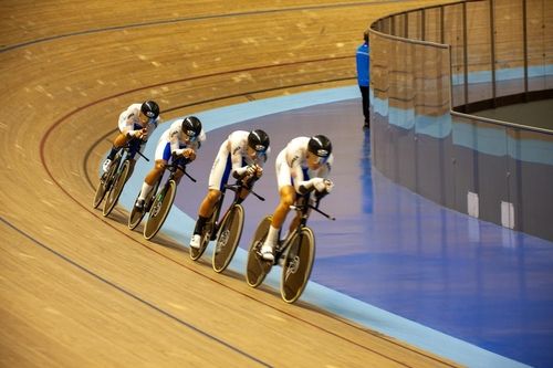 질주하는 선수들