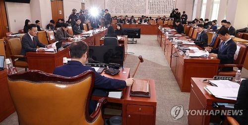 의사봉 두드리는 박범계 소위원장