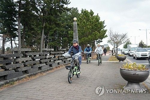 전기자전거로 출근하는 오영훈 제주지사
