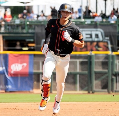 홈런을 치고 그라운드를 도는 이정후