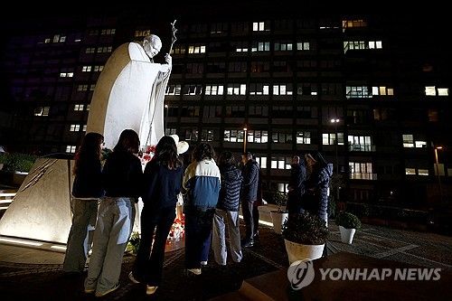 23일 밤(현지시간) 로마 제멜리 병원 밖에서 교황 쾌유 기원하는 사람들