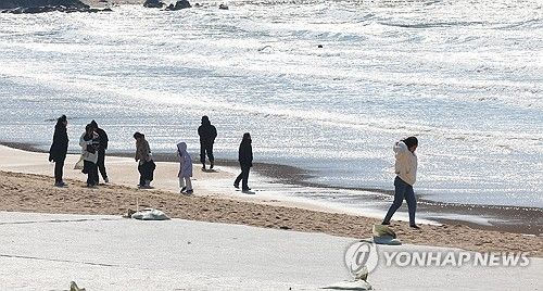 바닷가 찾은 시민들