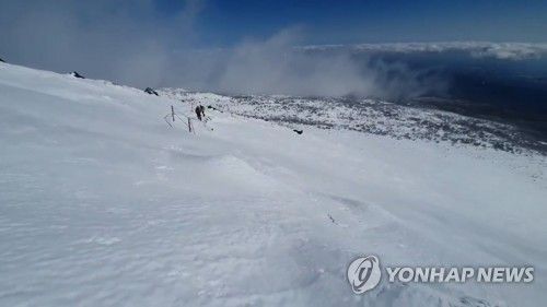 많은 눈이 쌓인 한라산 정상 부근