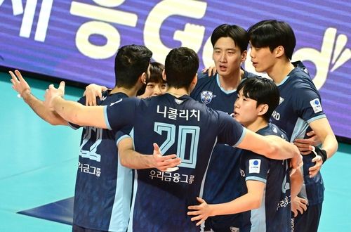 현대캐피탈전에서 파이팅 외치는 우리카드 선수들