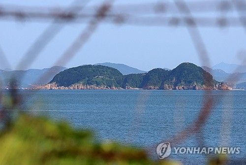 연평도 철조망 너머로 보이는 북한 황해도 주변