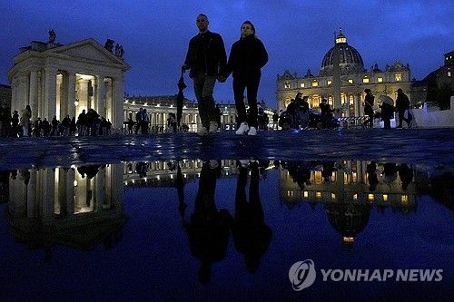 24일(현지시간) 비에 젖은 바티칸 성 베드로 광장