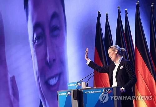 AfD 선거유세에서 영상 연설하는 머스크와 이를 지켜보는 바이델 대표
