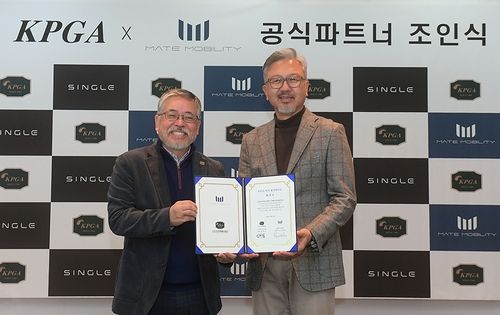 이상현 메이트모빌리티 대표(오른쪽)와 김원섭 KPGA 회장.