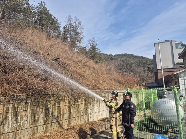산림 인접 마을에서 예비 방수하는 강원소방