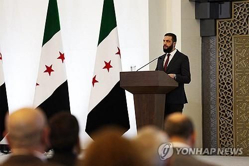 '국민 대화 회의'서 연설하는 아메드 알샤라 시리아 임시대통령