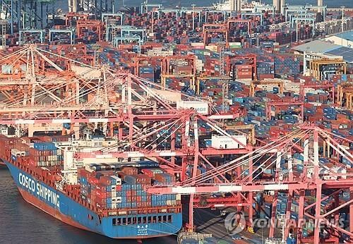 컨테이너 가득한 부산항 감만·신감만 부두