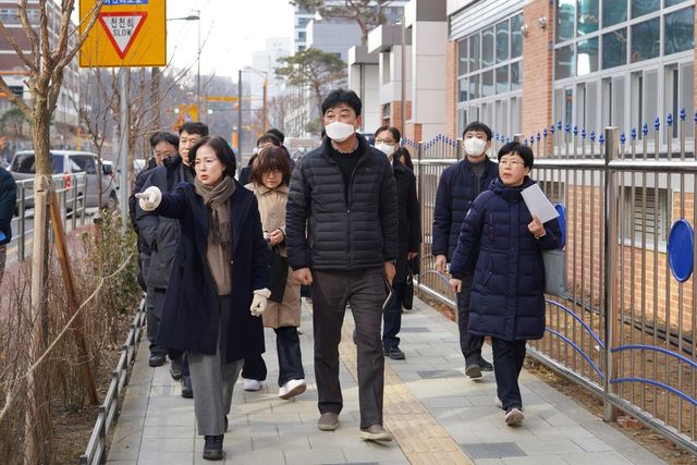이수희 강동구청장, 올림픽파크포레온 내 초등학교 재개교 준비 점검