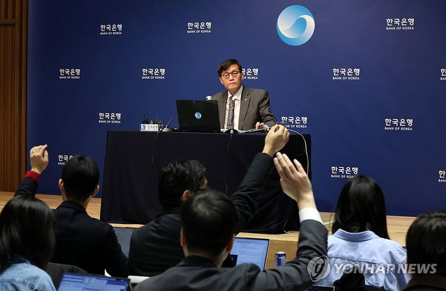 질문 듣는 이창용 한은 총재