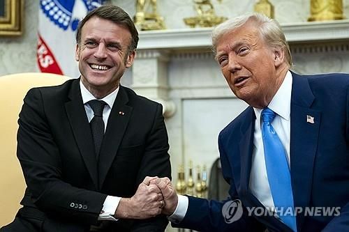 악수하는 마크롱 프랑스 대통령과 트럼프 미국 대통령