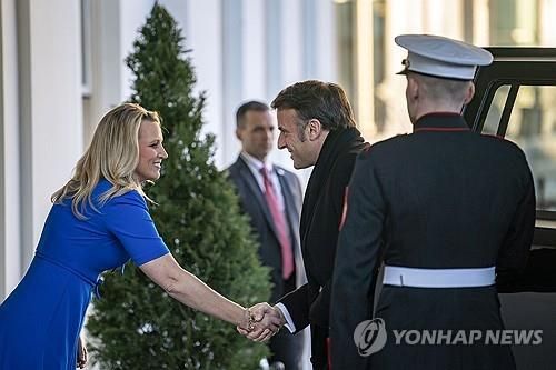 백악관 의전 담당 직원 인사받는 마크롱