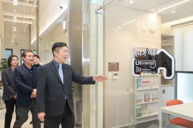 서초청년센터 내 주거 이룸 프로젝트 룸을 둘러보는 전성수 구청장