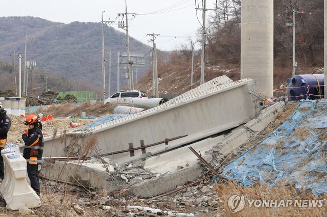 떨어져 내린 고속도로 교량 상판