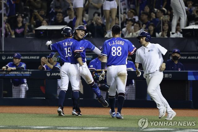 25일 스페인과 경기에서 득점 후 기뻐하는 대만 선수들. 