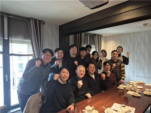 유인촌 문체부 장관(앞줄 왼쪽에서 2번째)과 만난 대한체육회 노조 집행부