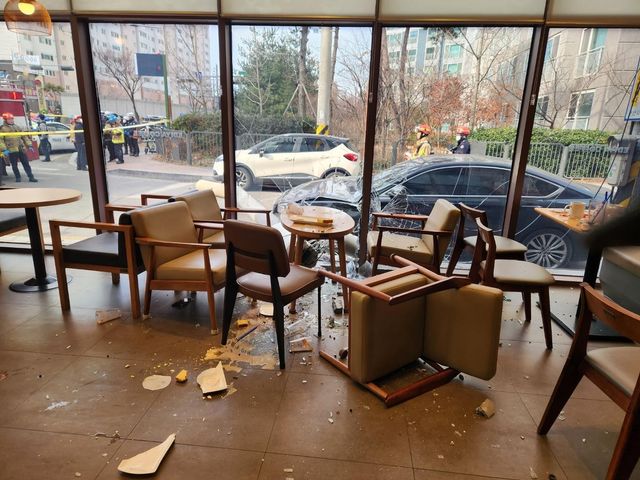 유리창이 파손된 카페