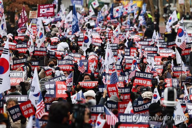 헌법재판소 앞 윤 대통령 탄핵반대 집회