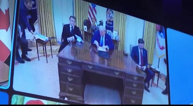 G7 정상 화상회의서 트럼프 대통령의 책상 끄트머리에 앉은 마크롱.