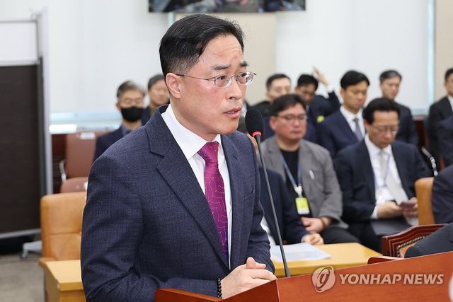 답변하는 이진동 대검 차장