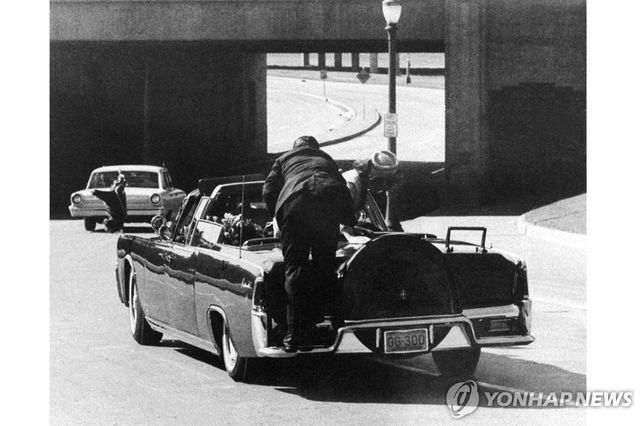 1963년 케네디 암살 사건 당시 리무진에 뛰어든 경호원 클린트 힐